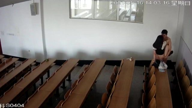 震惊！学校偷拍❤黑龙江某大学讲座教室学生情侣偷偷做爱