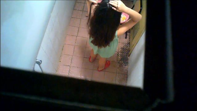 出租房公共浴室安装摄像头偷拍两个妹子一起来洗澡